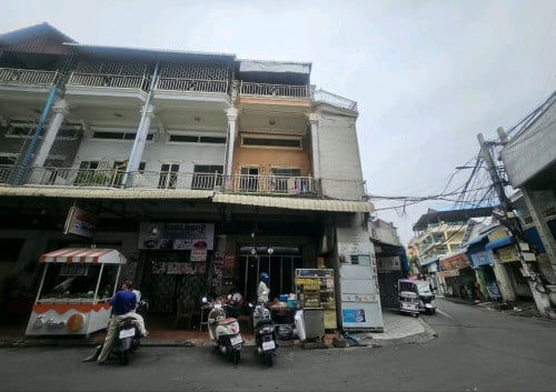 Code #SH017🏠 ផ្ទះអាជីវកម្មលក់ ផ្សារស្ទឹងមានជ័យ• តម្លៃលក់ : $280,000 (ចរចារ)• ទំហំ : 4m x 16m