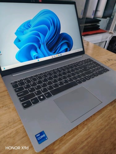 CPU i5(11Th) @2.4GHz Ram 16GB M2 512GB Srecn 15.6" FHD Adapter