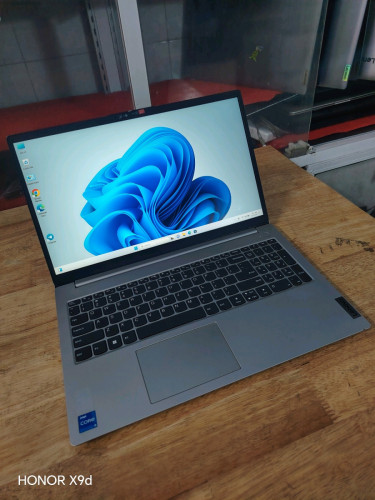 CPU i5(11Th) @2.4GHz Ram 16GB M2 512GB Srecn 15.6" FHD Adapter