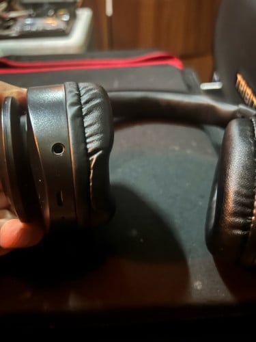 Earphones Bluetooth C8  japen product (កាសក្ដោបត្រចៀក)  condition:95%