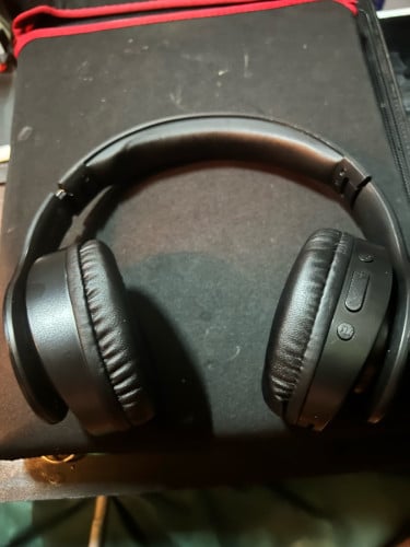 Earphones Bluetooth C8  japen product (កាសក្ដោបត្រចៀក)  condition:95%