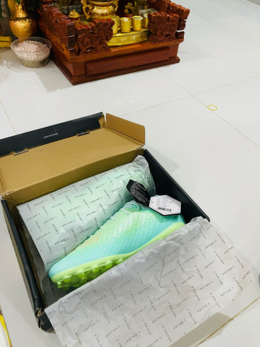 Football shoes MG