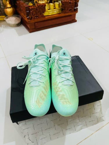 Football shoes MG