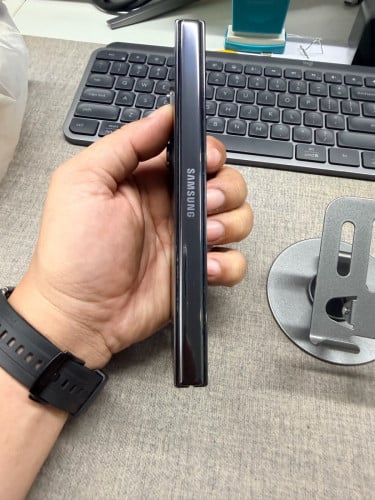 Galaxy Fold 5 1T Ram 12gb ក្រុមហ៊ុន