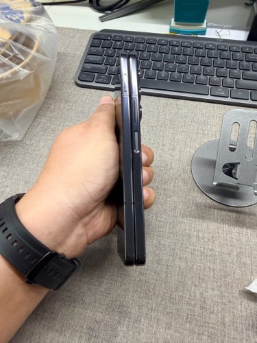 Galaxy Fold 5 1T Ram 12gb ក្រុមហ៊ុន