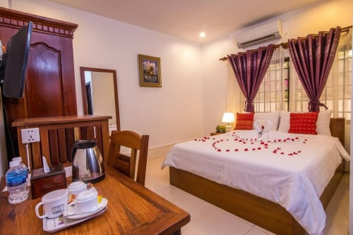 Guesthouse in Siem Reap for rent $2500/month (2villas, 15rooms, 1.4km from Pubstreet)