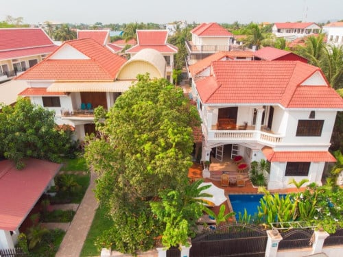Guesthouse in Siem Reap for rent $2500/month (2villas, 15rooms, 1.4km from Pubstreet)