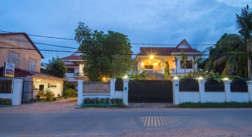 Guesthouse in Siem Reap for rent $2500/month (2villas, 15rooms, 1.4km from Pubstreet)