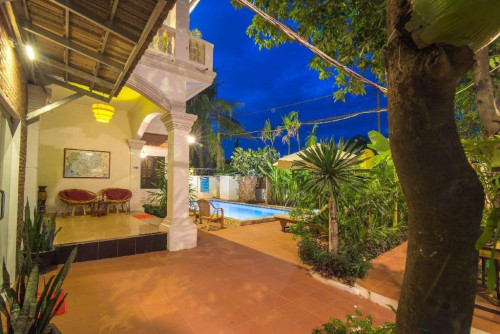 Guesthouse in Siem Reap for rent $2500/month (2villas, 15rooms, 1.4km from Pubstreet)