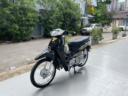 Honda Dream 024 នៅសាណុំមួយជុំកាតគ្រីម្ចាស់ដេីម