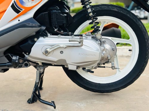 HONDA ICON 012 ក្រុមហ៊ុន ម៉ាសុីនតាន់ហាប់នែនស្ងាត់ជិះស្រួលស្ទុះធានាមិនលាន់មិនហុយមានពន្ធកាតគ្រឺហ្សីន
