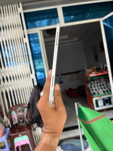 iPad 10th wifi មានប្រអប់សានុំហ្សុិន​ ពណ៍​ស​ ​ តម្លៃ​ 245$ ភ្នំពេញ​ 098390490 ទួលពង្រ​