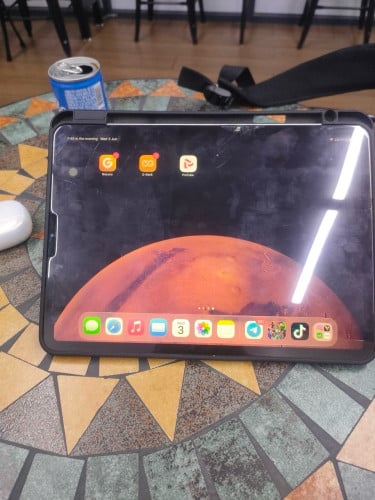 IPAD PRO 2020 SIM WIFI (បែកខាងលេីដូចរូបតែប្រេីធម្មតា(លេងDelta forceរាល់ថ្ងៃ)