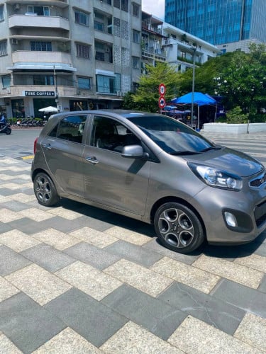 Kia morning ឆ្នាំ2012 smart key ប្រភេទ សាំង ហ្គាស់ ស៊ីន