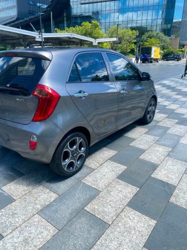Kia morning ឆ្នាំ2012 smart key ប្រភេទ សាំង ហ្គាស់ ស៊ីន