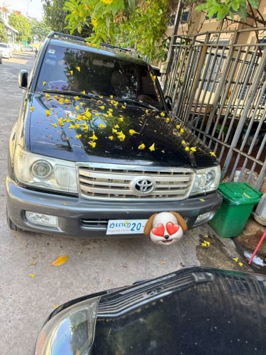 Land Cruiser black color 2000