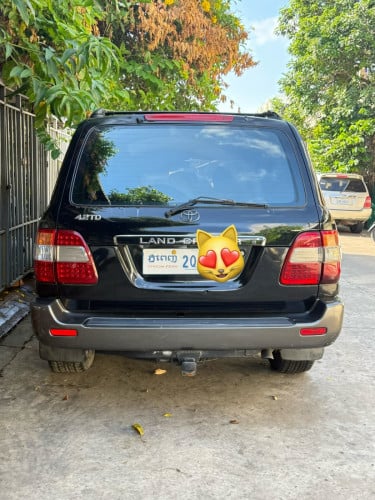 Land Cruiser black color 2000
