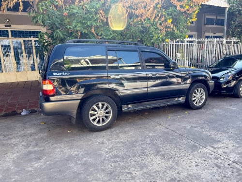 Land Cruiser black color 2000