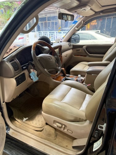 Land Cruiser black color 2000