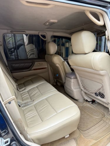 Land Cruiser black color 2000