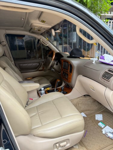 Land Cruiser black color 2000