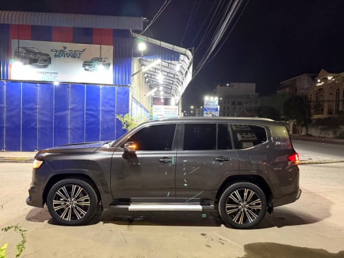 Land Cruiser VX-R 2022 Full Options ( Arab ) • Original paint ( គីឡូតិច ឡាននៅថ្មី Rim 22R original