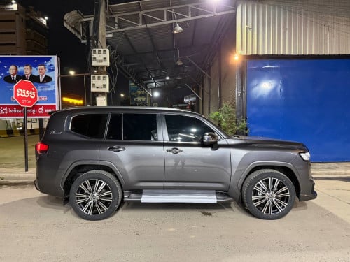 Land Cruiser VX-R 2022 Full Options ( Arab ) • Original paint ( គីឡូតិច ឡាននៅថ្មី Rim 22R original