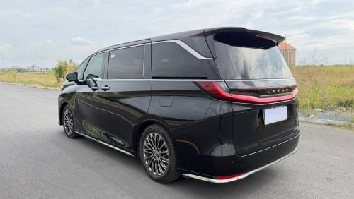 Lexus LM350h 2024 VIP 4-Seats (Excellent Condition)⁠