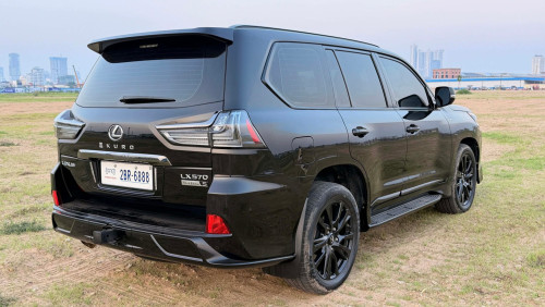 Lexus LX570 2019 kuro arab