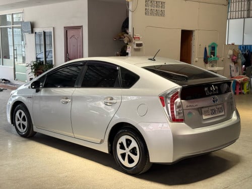 Prius 2013 Option 4 ក្នុងស ឡានថ្មី