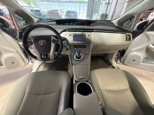 Prius 2013 Option 4 ក្នុងស ឡានថ្មី
