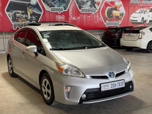 Prius 2013 Option 4 ក្នុងស ឡានថ្មី