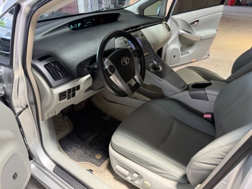 Prius 2013 Option 4 ក្នុងស ឡានថ្មី