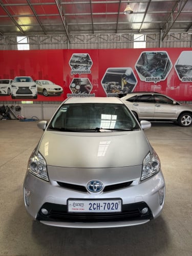 Prius 2013 Option 4 ក្នុងស ឡានថ្មី