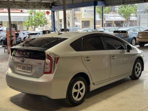 Prius 2013 Option 4 ក្នុងស ឡានថ្មី