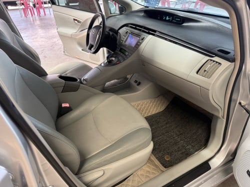 Prius 2013 Option 4 ក្នុងស ឡានថ្មី