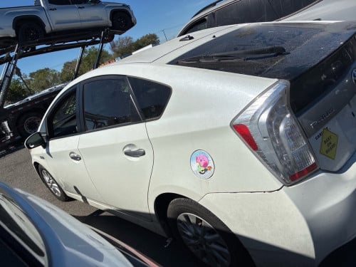 Prius 2013 White Plug-In Option3 តំលៃសាង បើកទូរថ្ងៃ១៦