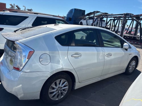 Prius 2013 White Plug-In Option3 តំលៃសាង បើកទូរថ្ងៃ១៦