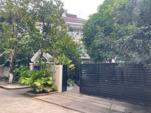 Queen Villa with Pool for rent