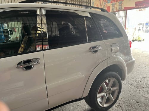 RAV4 ឆ្នាំ02លក់9000$ លេខ069663435/061326179