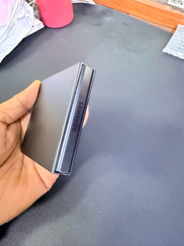 Samsung Zflip7 512G ក្រុមហ៊ុន