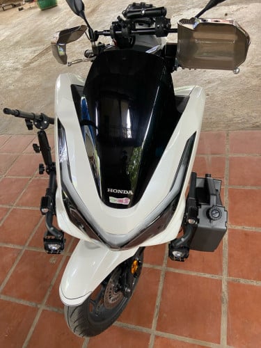 Selling a 2026 Honda PCX motorcycle, size 125cc, 99% new, with credit card tax.