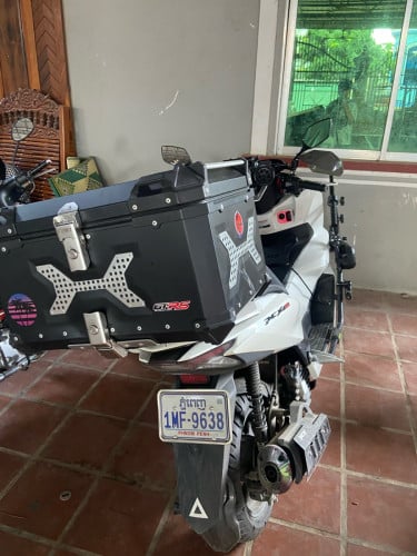 Selling a 2026 Honda PCX motorcycle, size 125cc, 99% new, with credit card tax.