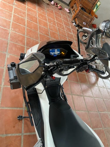 Selling a 2026 Honda PCX motorcycle, size 125cc, 99% new, with credit card tax.