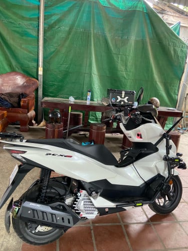 Selling a 2026 Honda PCX motorcycle, size 125cc, 99% new, with credit card tax.