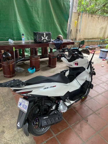 Selling a 2026 Honda PCX motorcycle, size 125cc, 99% new, with credit card tax.
