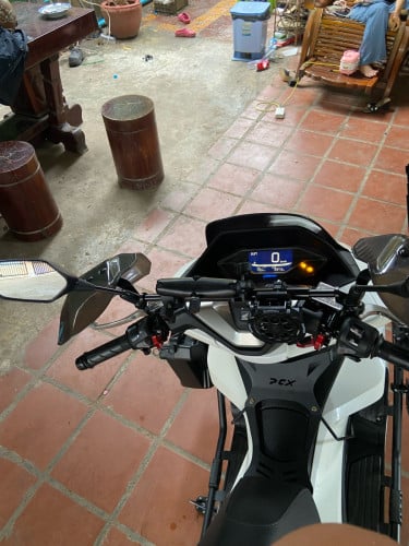 Selling a 2026 Honda PCX motorcycle, size 125cc, 99% new, with credit card tax.