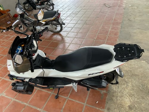 Selling a 2026 Honda PCX motorcycle, size 125cc, 99% new, with credit card tax.