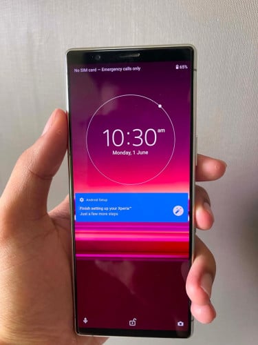 Sony Xperia 5 64g  55$  នៅស្អាតទាំងអស់ទាស់តែបាត់ស្គែនដៃតែអាចធ្វើបាន