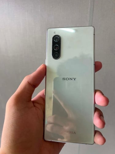 Sony Xperia 5 64g  55$  នៅស្អាតទាំងអស់ទាស់តែបាត់ស្គែនដៃតែអាចធ្វើបាន